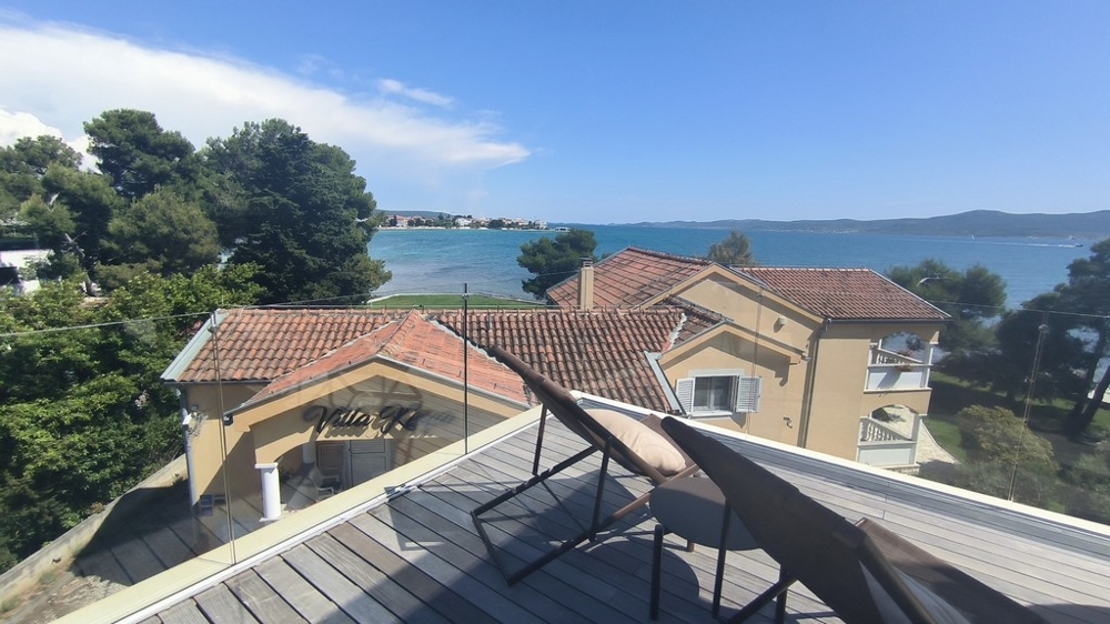 Výhled na moře z horní terasy.