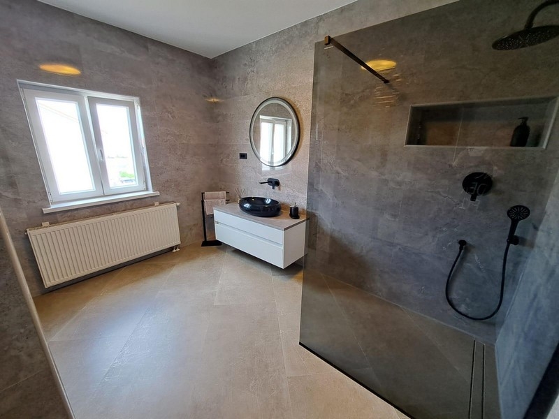 Koupelna s velkým sprchovým koutem