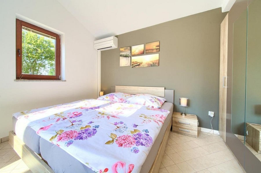 Klimatizace v ložnici.