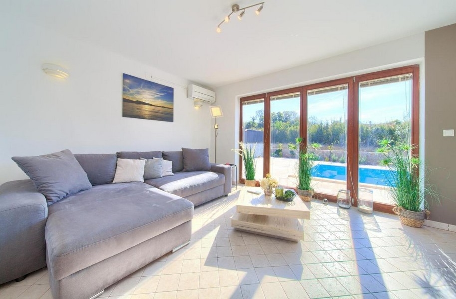 Obývací pokoj a výhled na bazén.