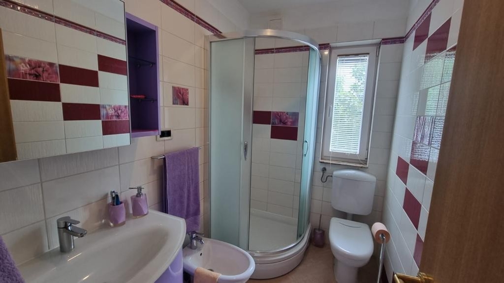 Koupelna s oknem a sprchovým koutem