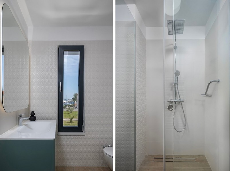 Koupelna se sprchovým koutem.