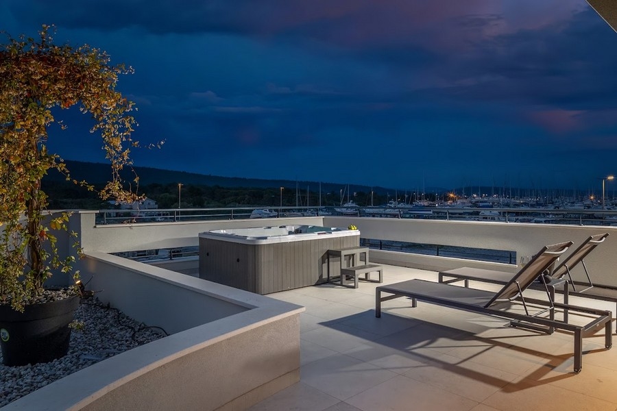Střešní terasa s výhledem na přístav Bibinje.