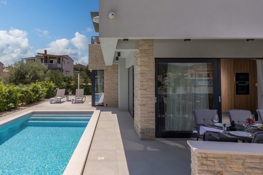 Pohodlná krytá terasa s bazénem - Villa H2589, Dalmácie.