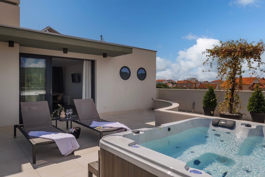 Střešní terasa s jacuzzi.