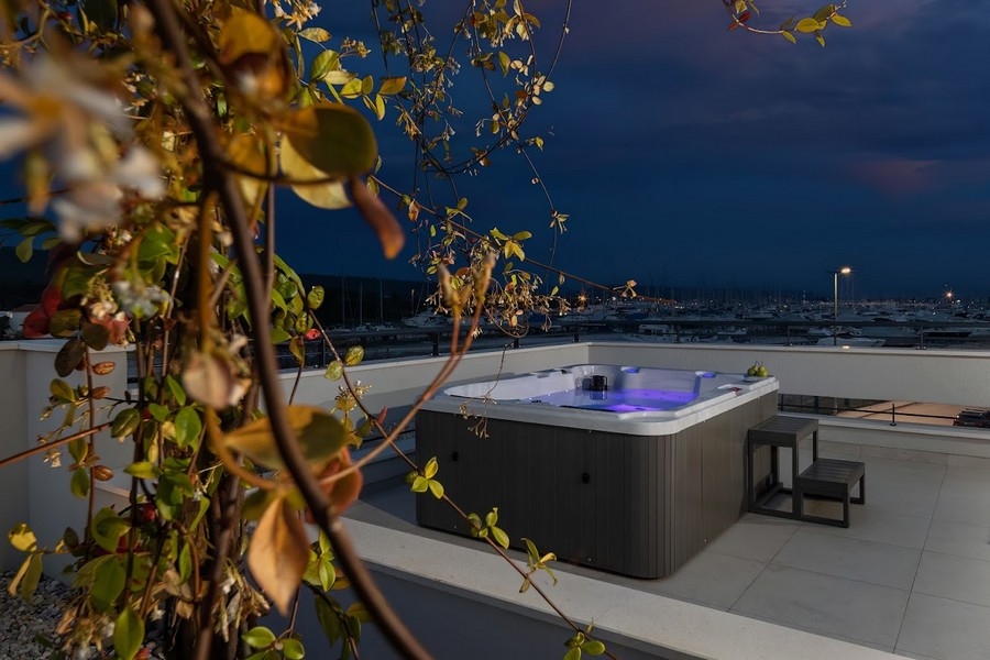 Večerní atmosféra na střešní terase.