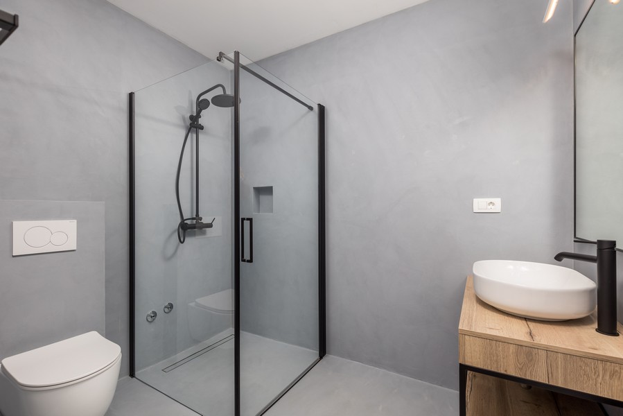 Koupelna se sprchovým koutem.