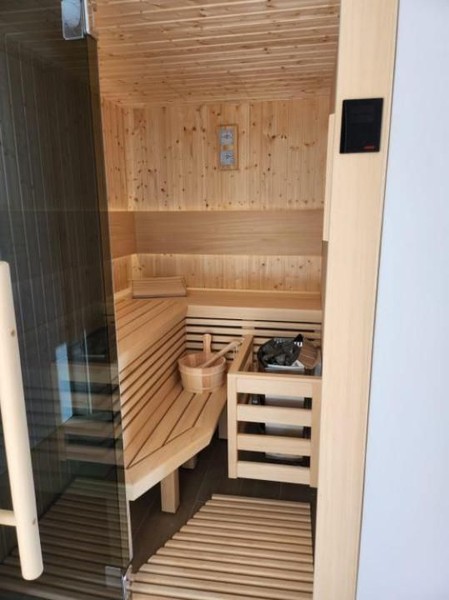 Sauna s dřevěnými lavicemi