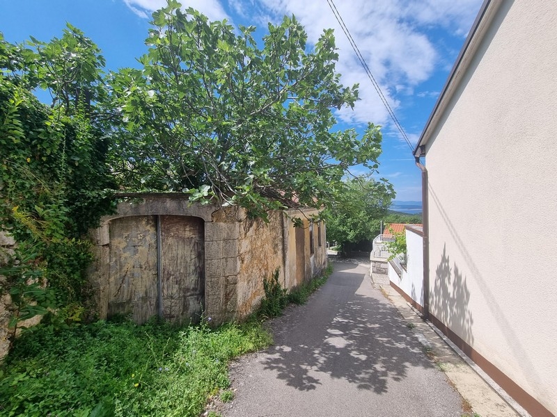 Kamenný dům s obezděnou zahradou