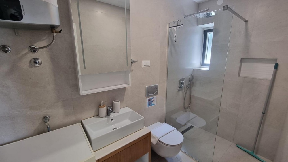 Moderní koupelna se sprchovým koutem