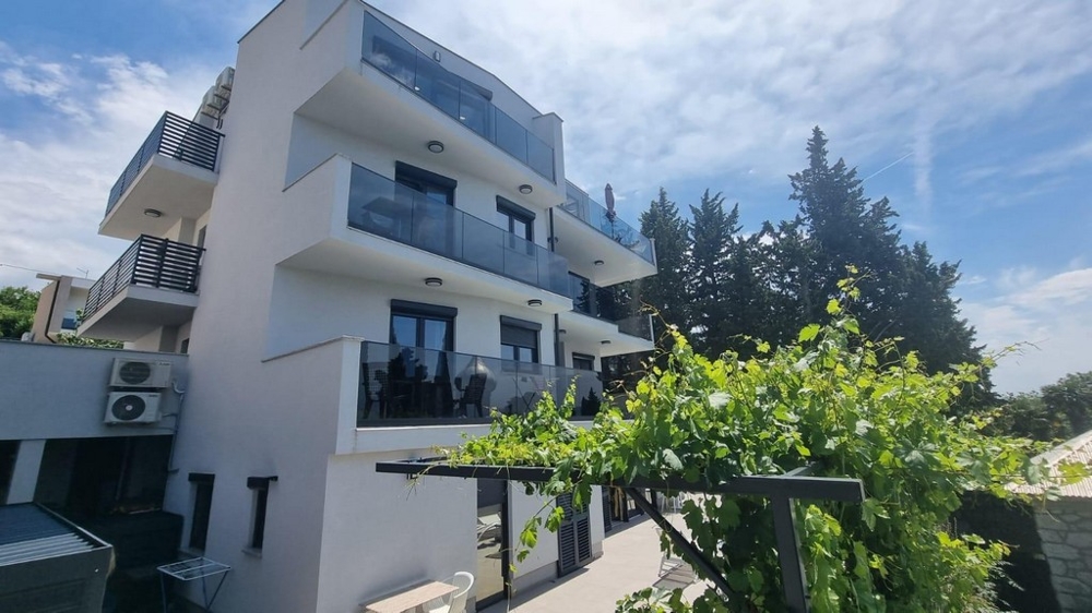 Každý apartmán má balkon nebo terasu