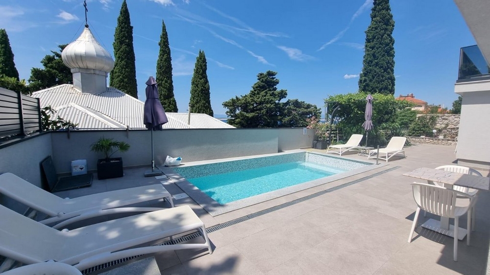 Společenský bazén s prostorem na opalování