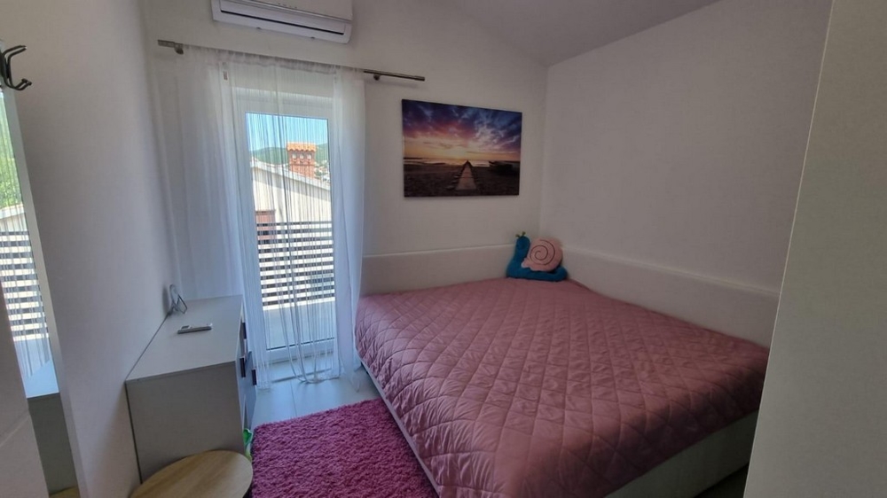 Světlá ložnice s oknem