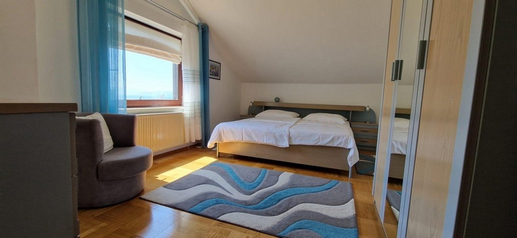 Ložnice s oknem a výhledem na moře