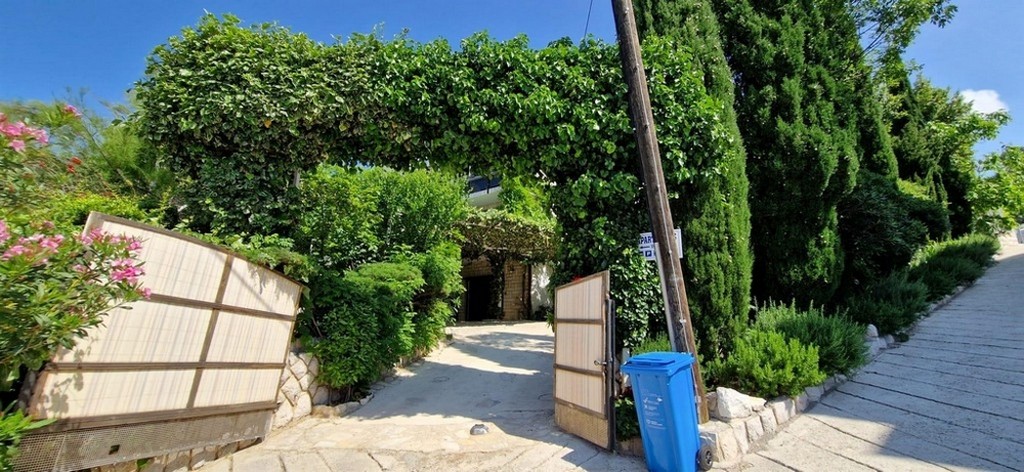 Krásně osázený vchod do dvora