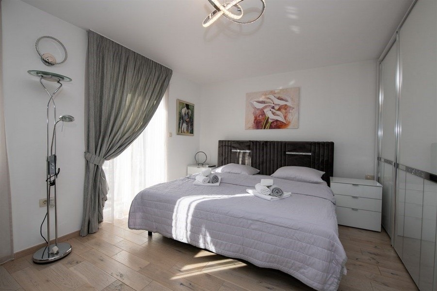 Prostorné ložnice se vstupem na terasu