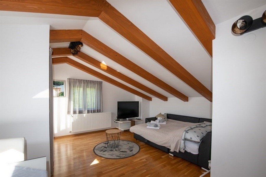 Krásné odhalené trámy v podkroví