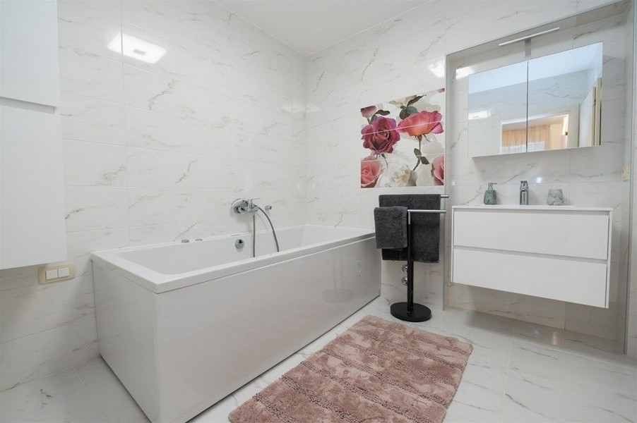 Světlá a velká koupelna s oknem