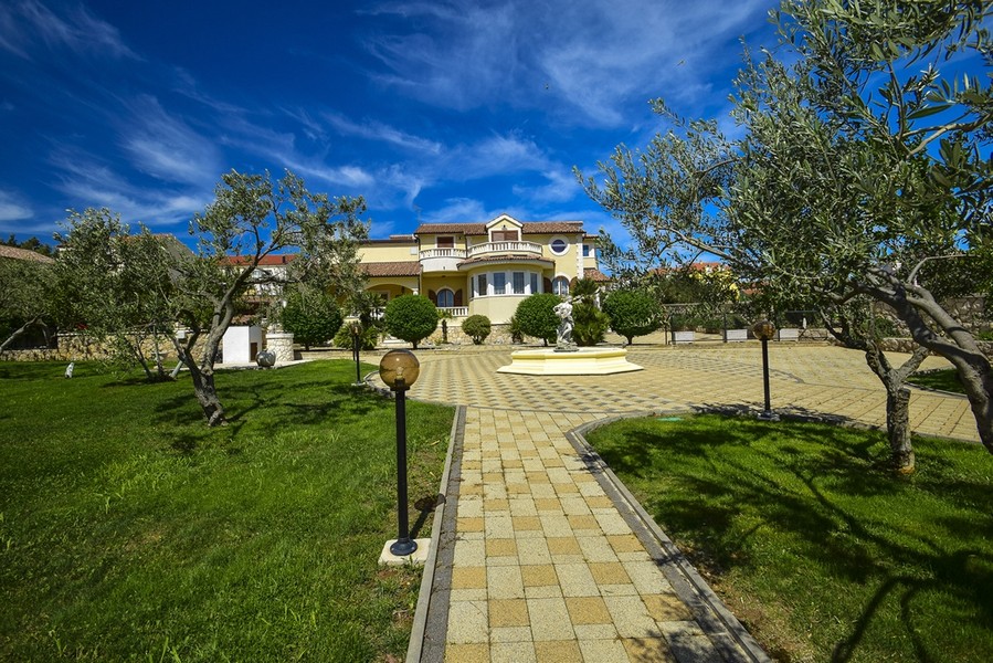 Vila s prostornou zahradou na prodej v Vodice - Panorama Scouting H2618, Chorvatsko.