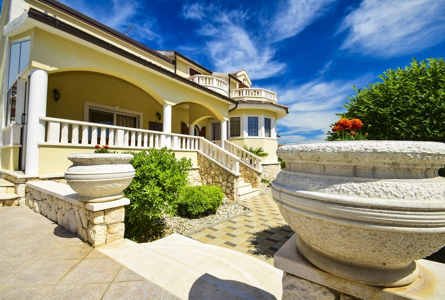 Dojmy z vnějšího prostoru vily - zde se středomořskými rostlinami.