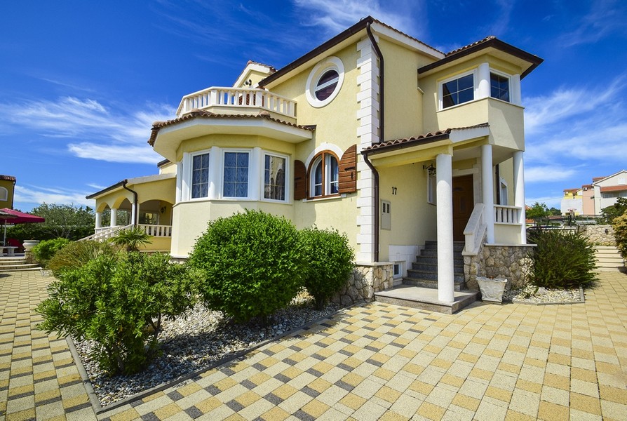 Boční pohled na luxusní vilu H2618 v Chorvatsku - Panorama Scouting.