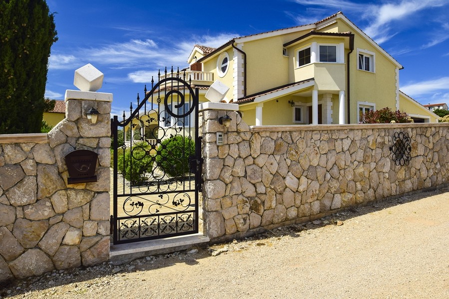 Vstupní brána litinová.