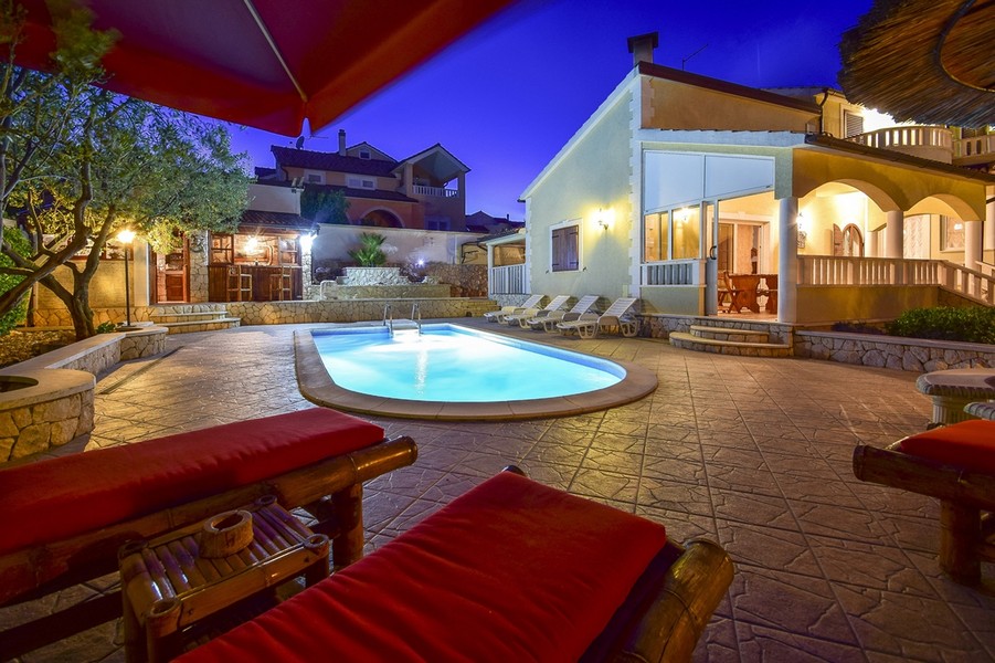 Vila H2618 v Chorvatsku v noci s osvětleným bazénem.