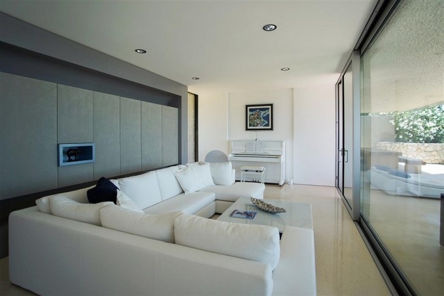 Velký pokoj s předním oknem a krásným výhledem na moře