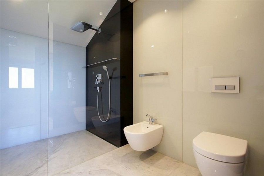 Velké a moderní koupelny s dešťovými sprchami