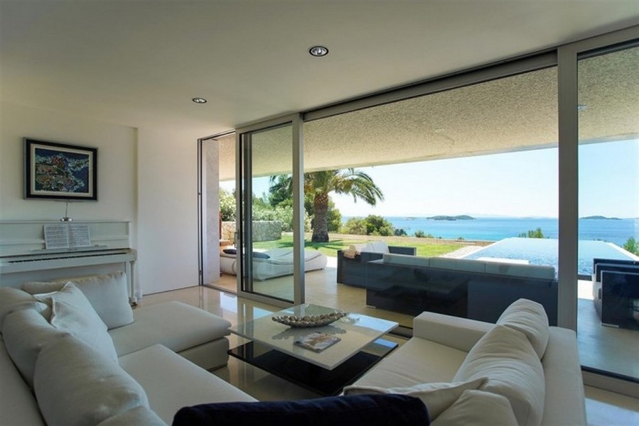 Světlý obývací pokoj s velkými okny