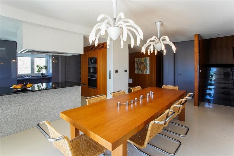 Velký a světlý jídelní kout s dostatkem prostoru