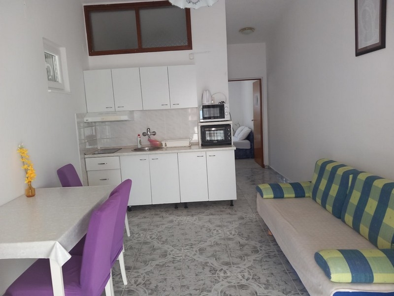 Kuchyň s obývacím prostorem a balkonem v Kustici, ostrov Pag - Kvarnerský záliv