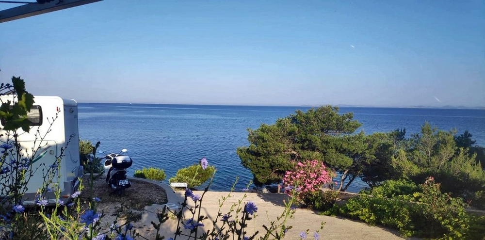 Pohled na moře z domu H2634 v Primoštenu, Chorvatsko.