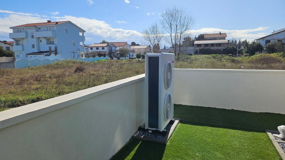 Moderní vila s bazénem a výhledem na moře v regionu Zadar.