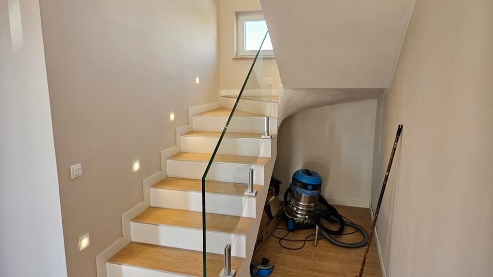 Pohled z horní vily do druhé části vily.