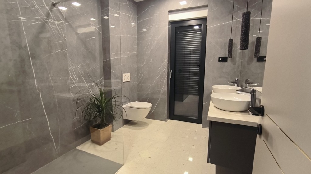 Prostorná koupelna se sprchovým koutem a dvojitým umyvadlem