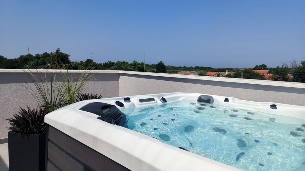 Jacuzzi na střešní terase nemovitosti H2641 v Chorvatsku.