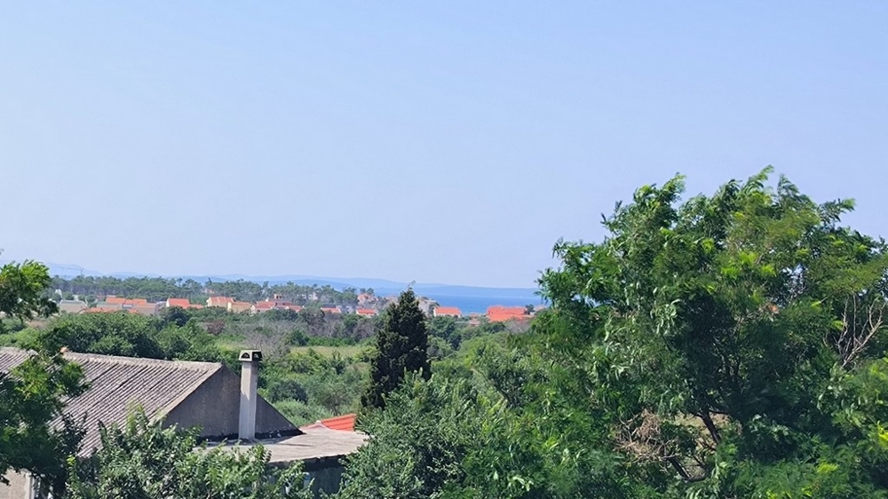 Výhled ze střešní terasy na moře a krajinu