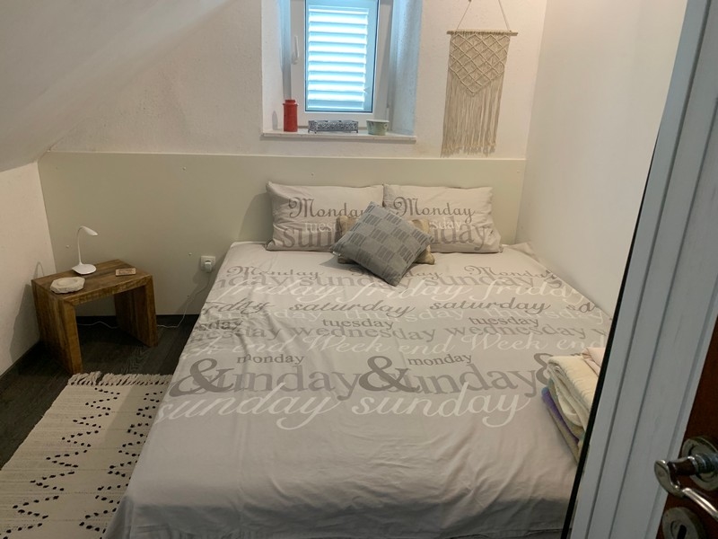 Ložnice s oknem a nábytkem