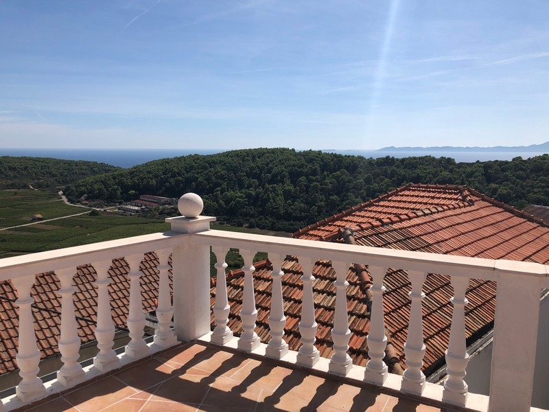 Krásné terasy s výhledem na moře a hory