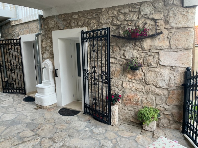 Kupte si krásný dům s velkým důrazem na detail v jižní Dalmácii - H2643