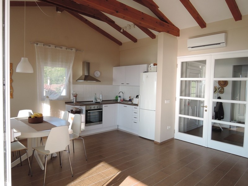 Světlá a otevřená kuchyně s jídelnou a velkým obývacím pokojem