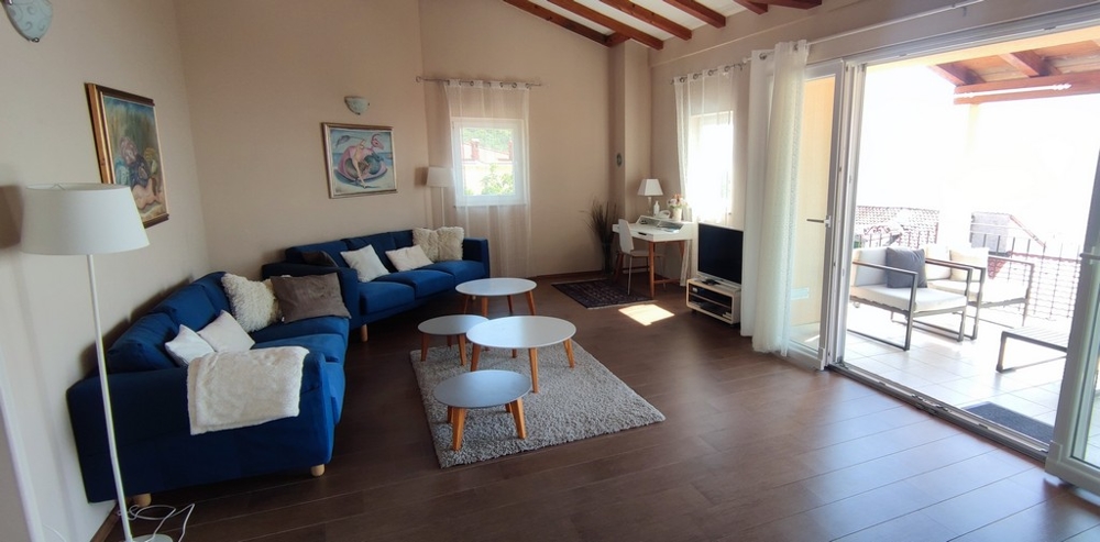 Prostorný obývací pokoj se vstupem na terasu s výhledem na moře - H2644