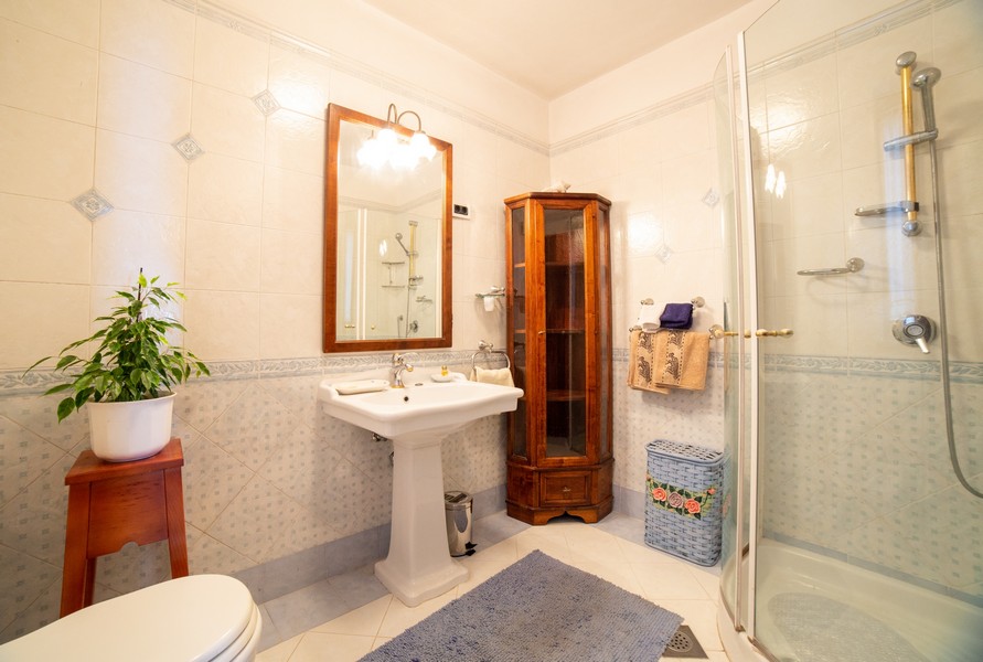 Koupelna se sprchovým koutem ve vile H2645.