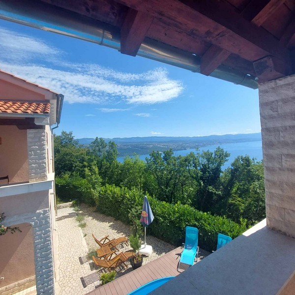 Gril s terasou u bazénu.