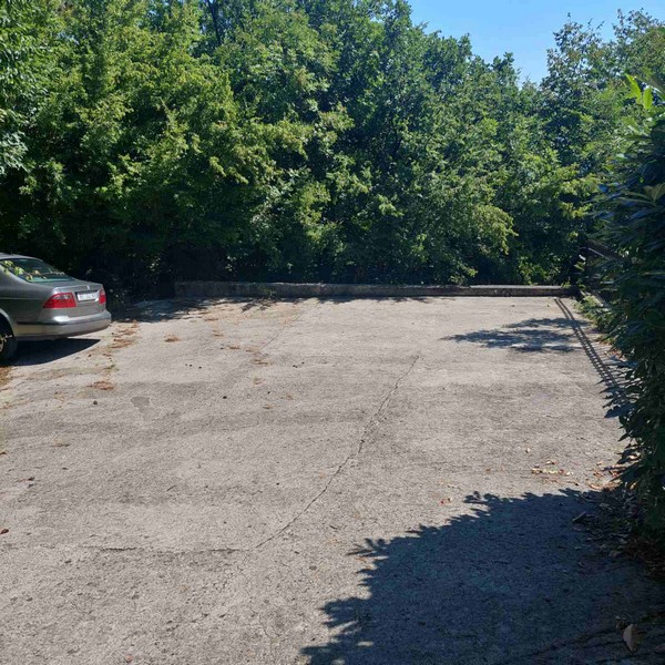Parkovací místa mimo vilu.