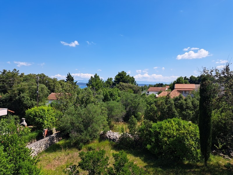Výhled na moře z horního balkonu domu, který se právě prodává v Chorvatsku na Pašmanu.