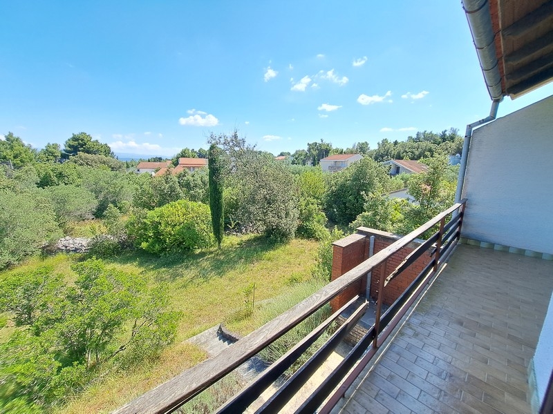 Výhled z balkónu do zeleně na moře.