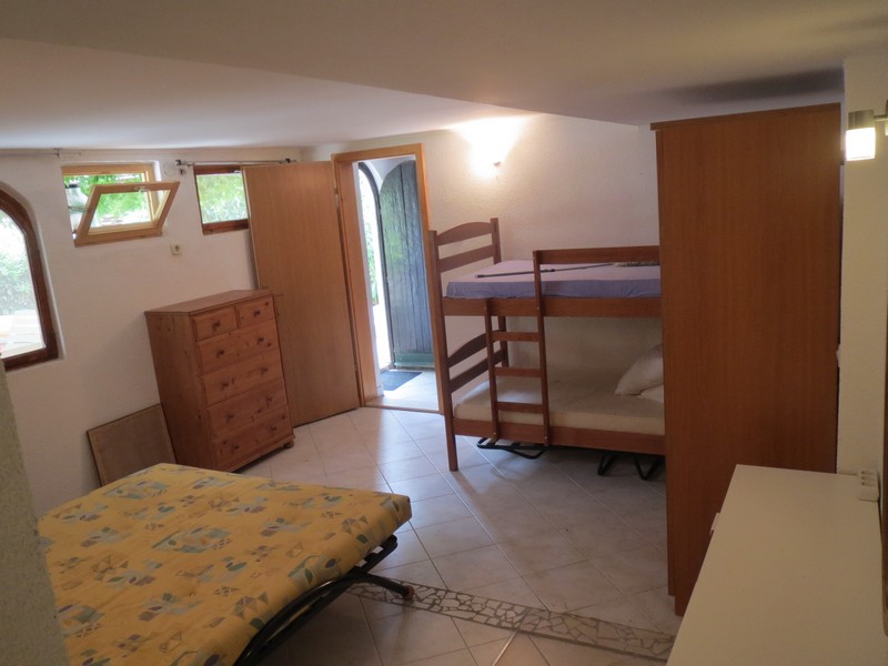 Ložnice s výhledem do venkovního prostoru.