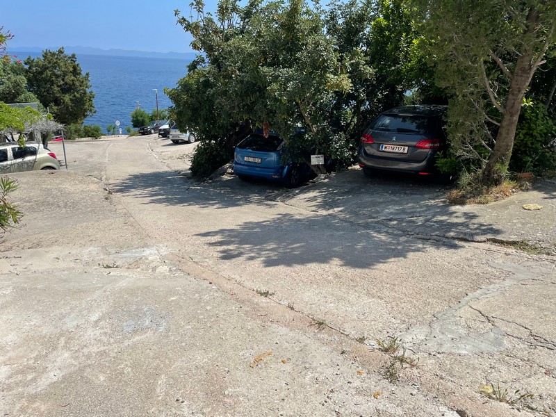 Parkoviště u vjezdu do města. Nemovitost H2653 v Chorvatsku.